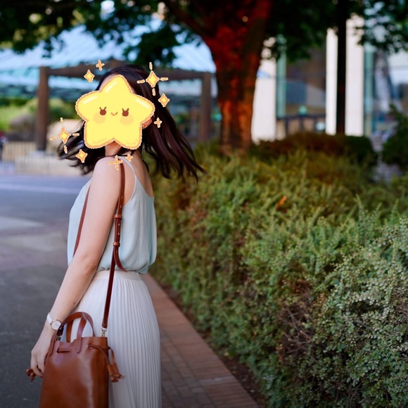 Madewell The Small Drawstring Transport Crossbody Bag in English Saddle - Picture 13 of 14